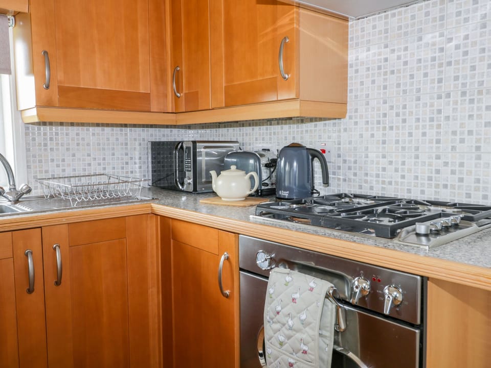 Cottage | Private kitchen | Microwave, electric kettle, toaster, cookware/dishes/utensils