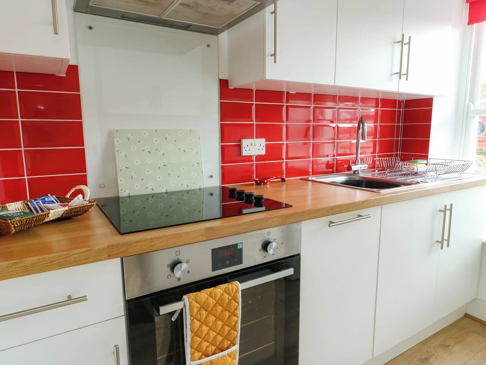 Cottage | Private kitchen | Microwave, stovetop, dishwasher, cookware/dishes/utensils