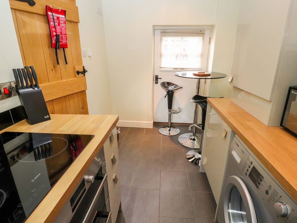 Cottage | Private kitchen | Dishwasher, cookware/dishes/utensils