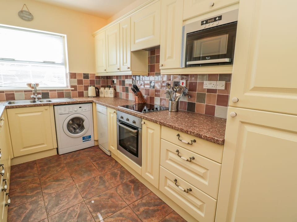 Cottage | Private kitchen | Dishwasher, cookware/dishes/utensils
