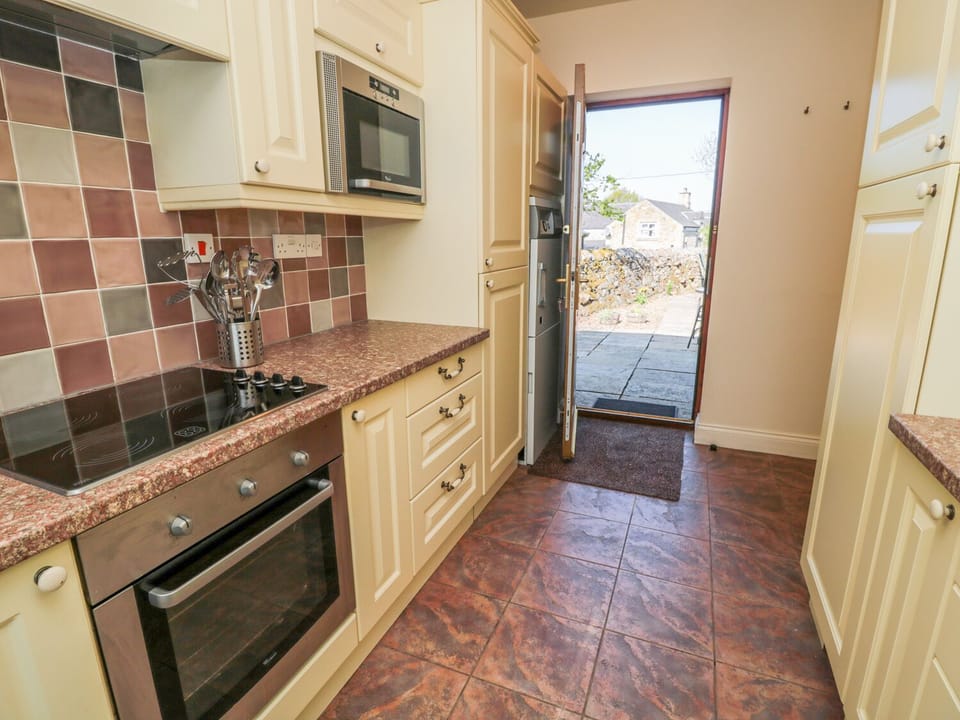 Cottage | Private kitchen | Dishwasher, cookware/dishes/utensils