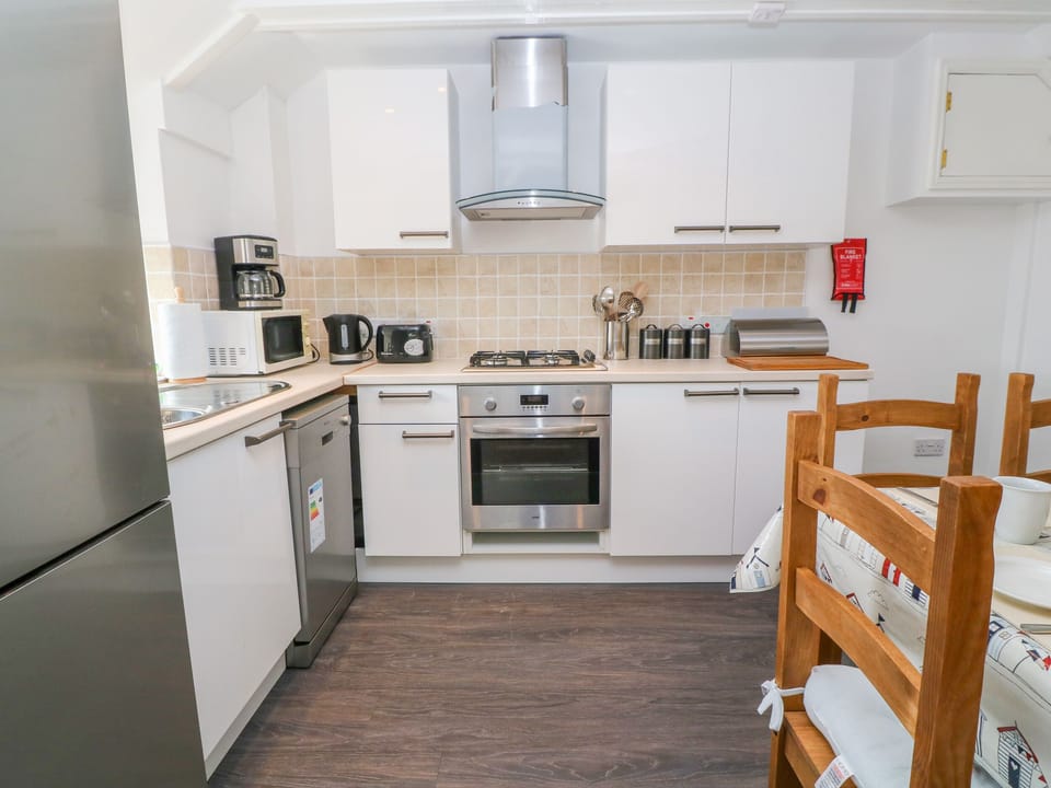 Cottage | Private kitchen | Dishwasher, electric kettle, toaster, cookware/dishes/utensils
