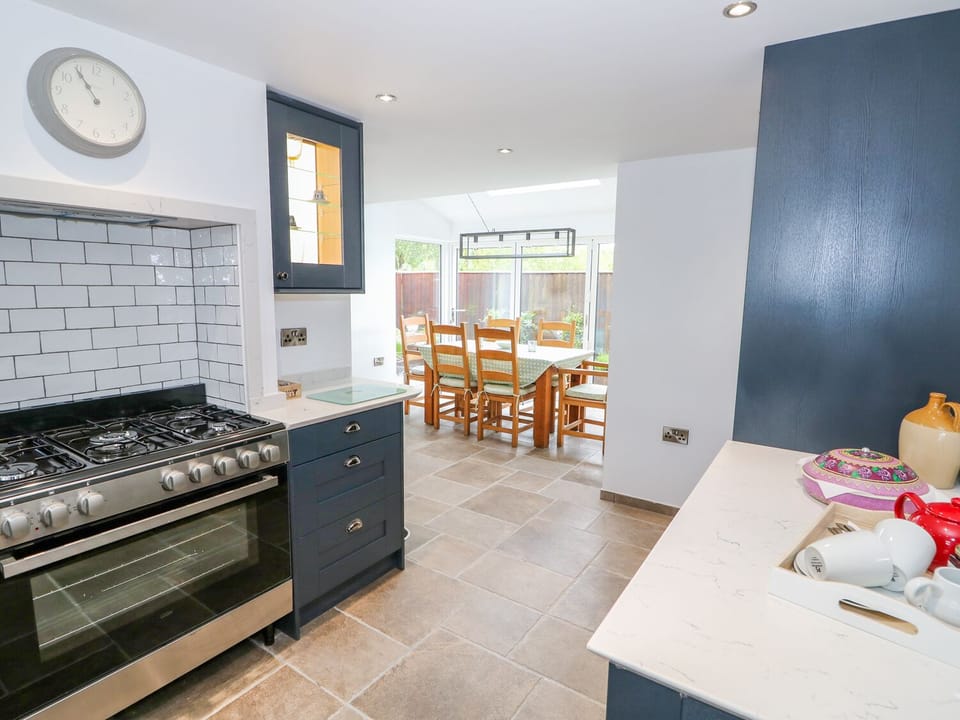 Cottage | Private kitchen | Fridge, microwave, dishwasher, highchair