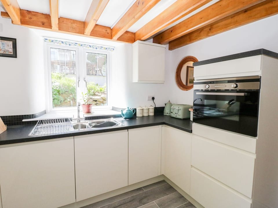 Cottage | Private kitchen | Microwave, dishwasher, electric kettle, toaster