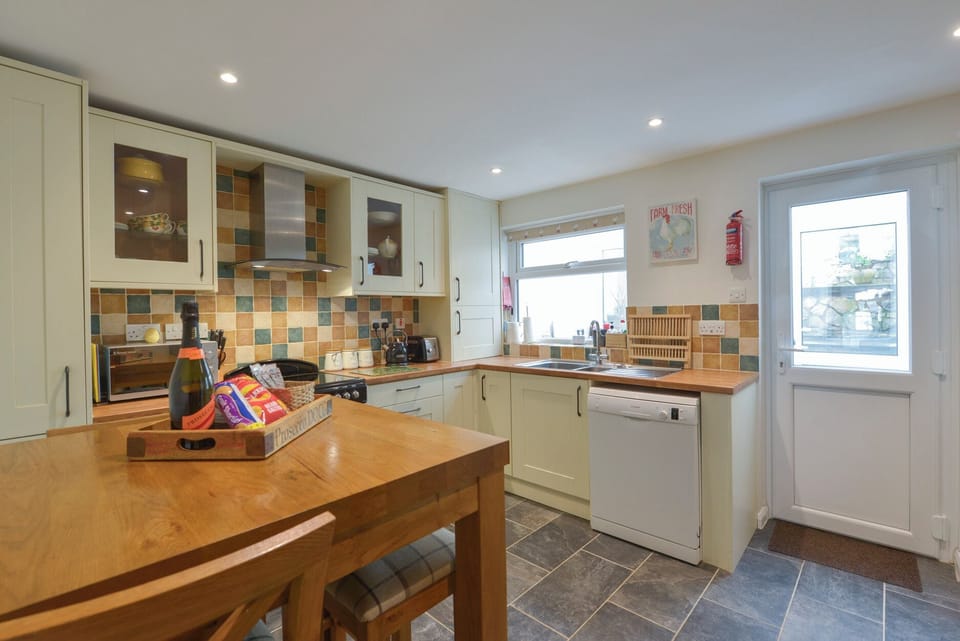 Cottage | Private kitchen | Microwave, dishwasher, electric kettle, toaster