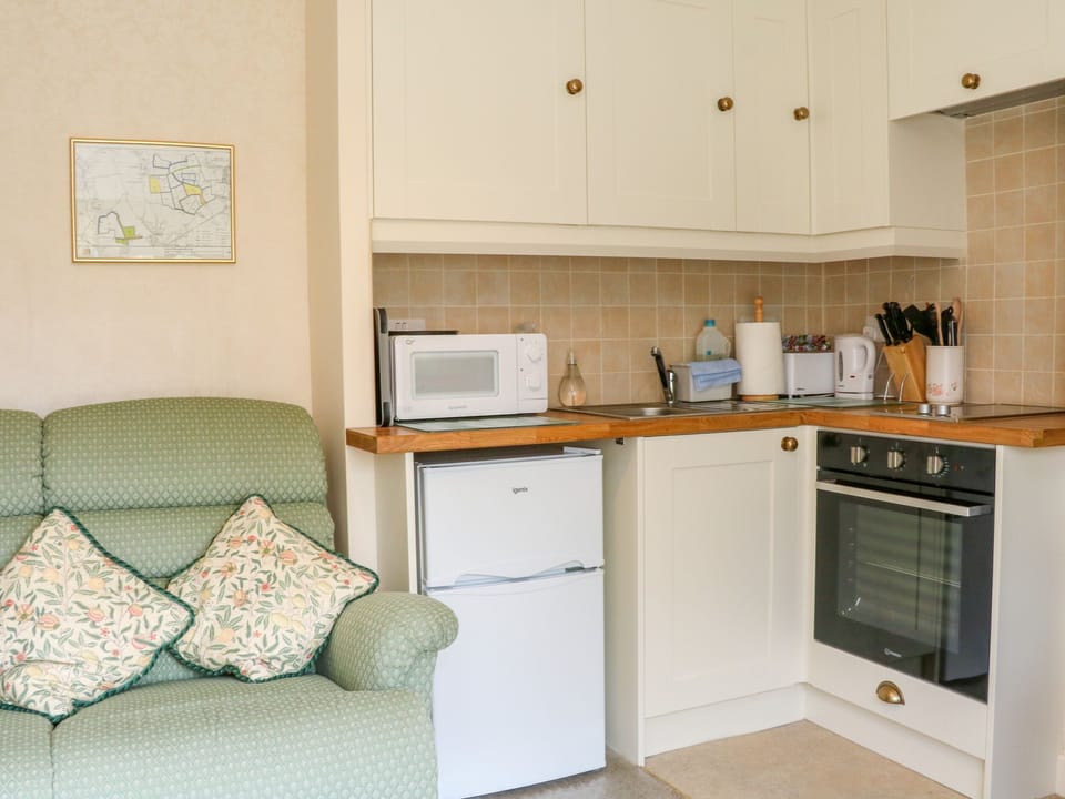 Cottage | Private kitchen | Microwave, stovetop, electric kettle, toaster