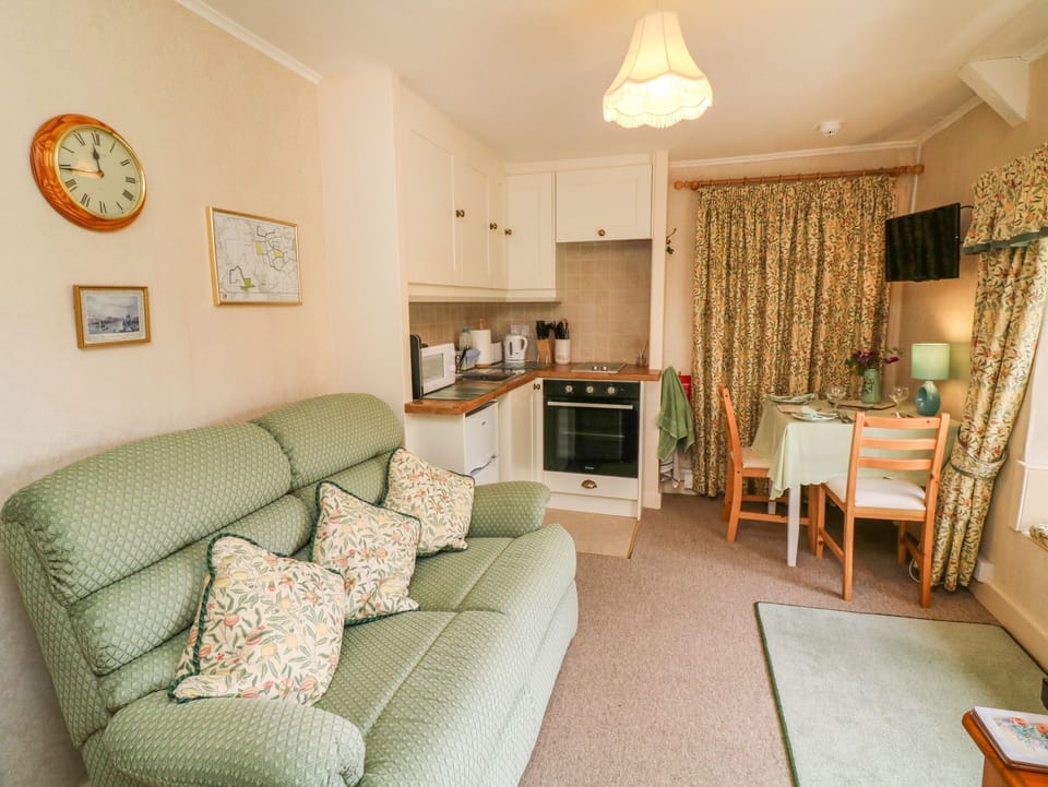 Cottage | Living area | TV