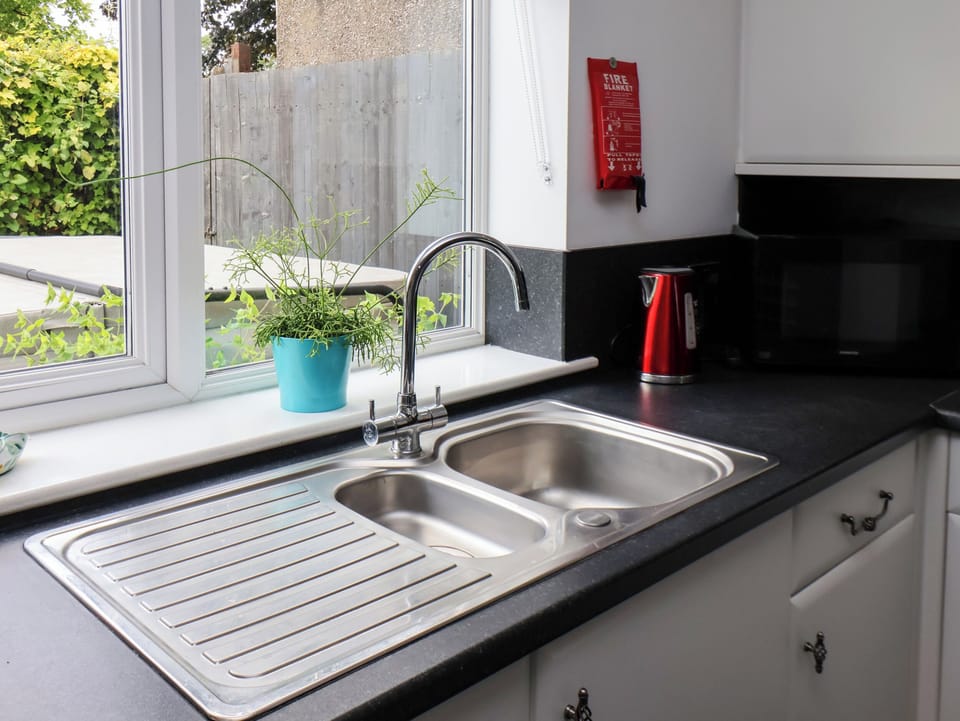 Cottage | Private kitchen | Oven, dishwasher, highchair, cookware/dishes/utensils