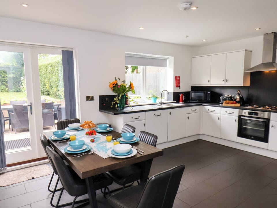 Cottage | Dining