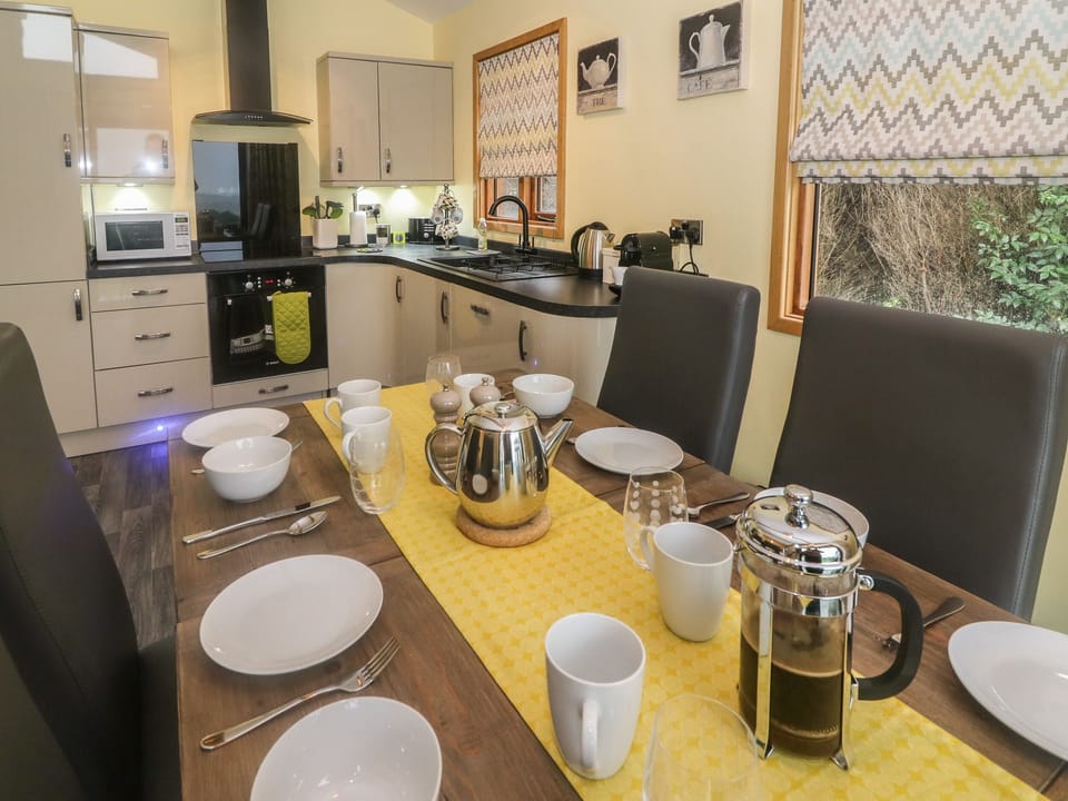 Cottage | Private kitchen | Microwave, oven, stovetop, dishwasher