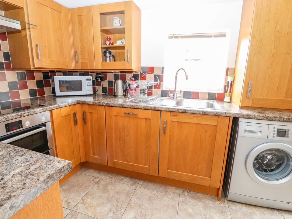 Cottage | Private kitchen | Dishwasher, electric kettle, toaster, cookware/dishes/utensils