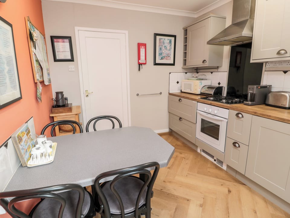 Cottage | Private kitchen | Dishwasher, electric kettle, toaster, highchair