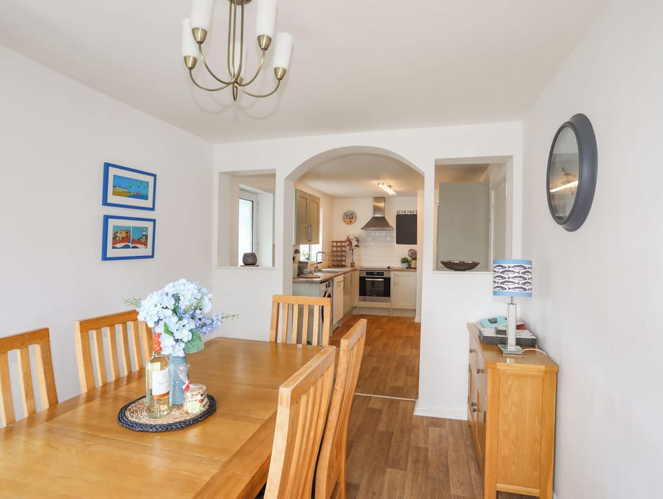 Cottage | Dining