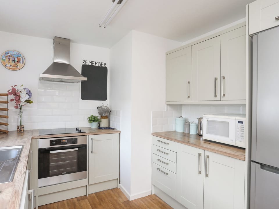 Cottage | Private kitchen | Microwave, dishwasher, highchair, cookware/dishes/utensils
