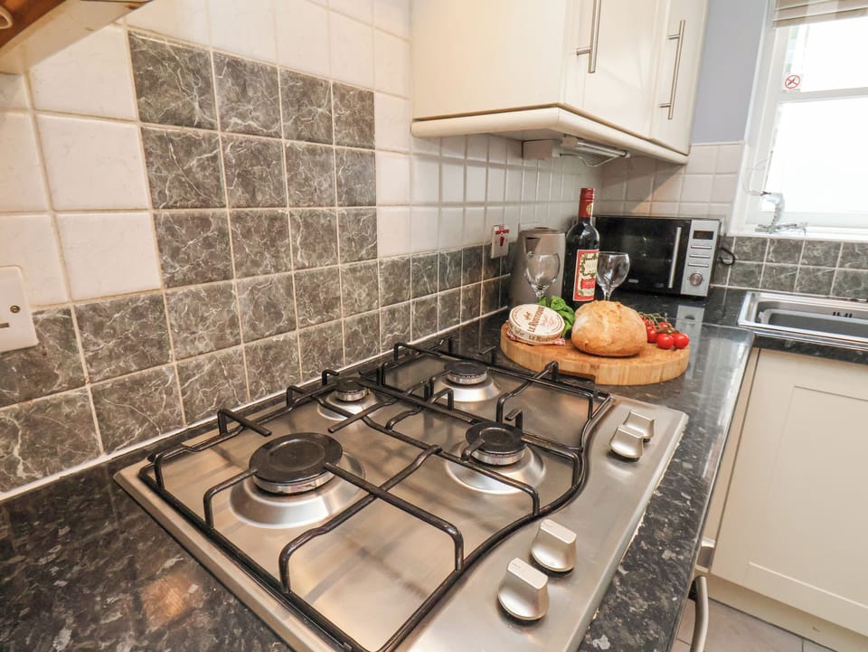 Cottage | Private kitchen | Microwave, dishwasher, highchair, cookware/dishes/utensils