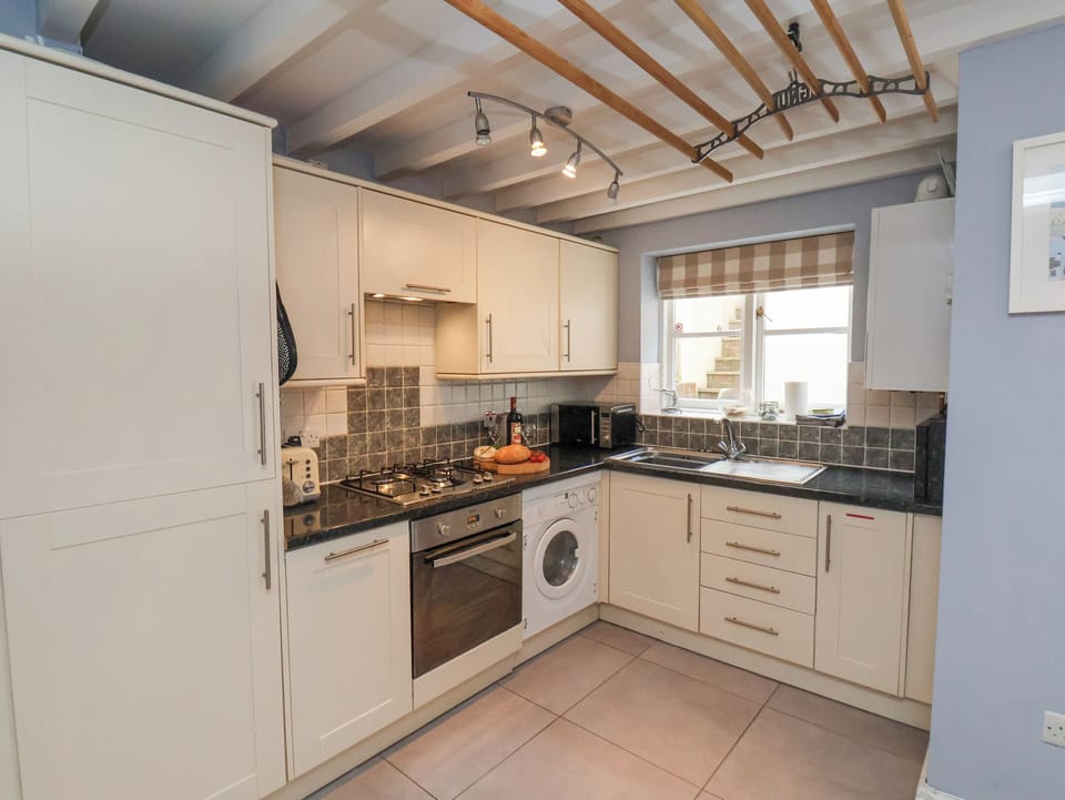 Cottage | Private kitchen | Microwave, dishwasher, highchair, cookware/dishes/utensils
