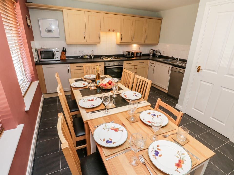 Cottage | Private kitchen | Electric kettle, toaster, cookware/dishes/utensils