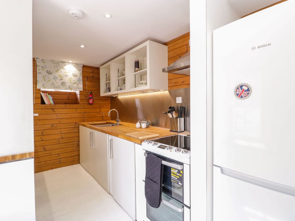 Cottage | Private kitchen | Microwave, dishwasher, cookware/dishes/utensils