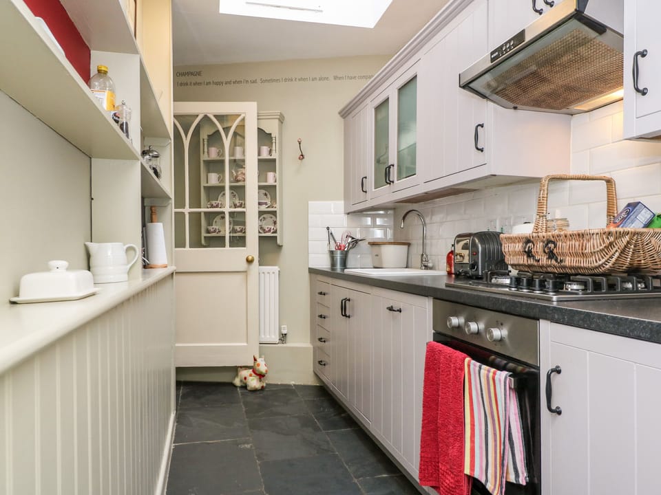 Cottage | Private kitchen | Electric kettle, toaster, cookware/dishes/utensils