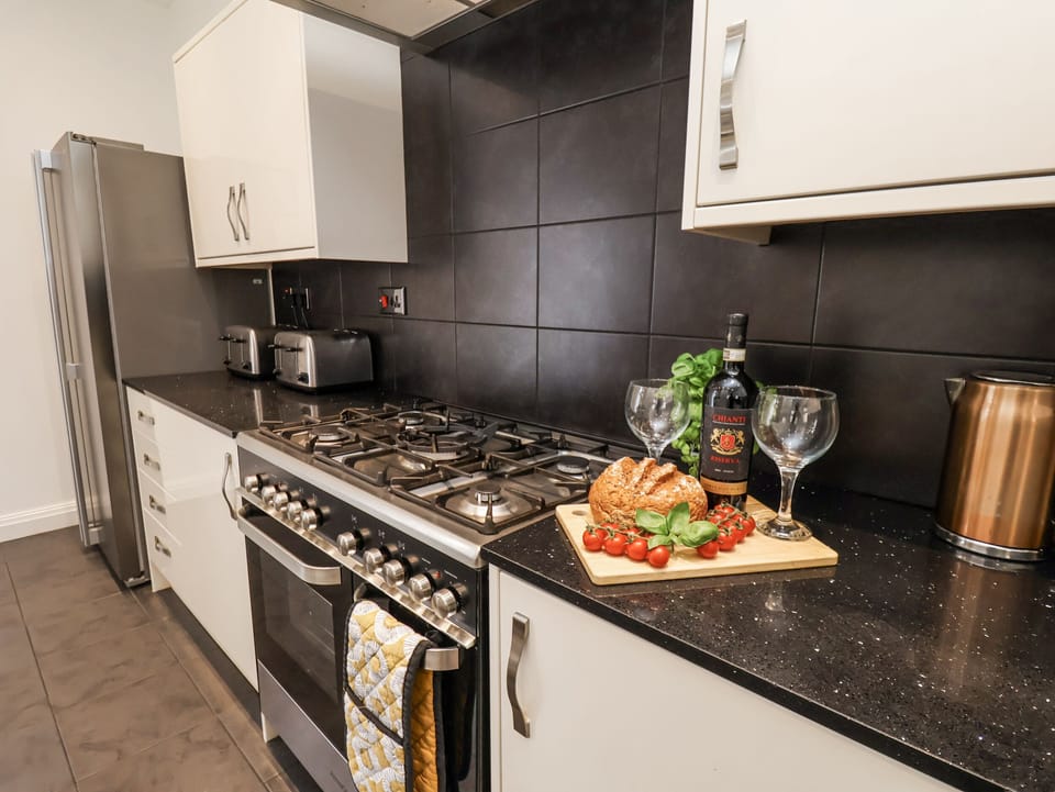 Cottage | Private kitchen | Dishwasher, highchair, cookware/dishes/utensils