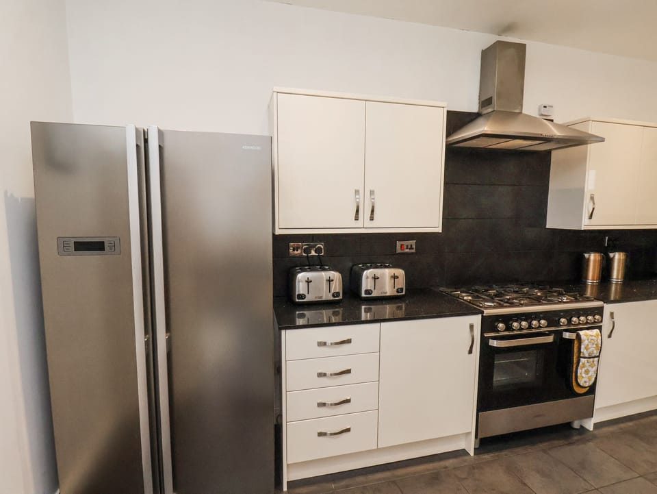 Cottage | Private kitchen | Dishwasher, highchair, cookware/dishes/utensils