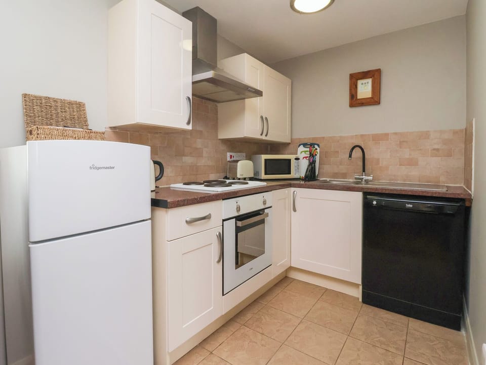 Cottage | Private kitchen | Dishwasher, cookware/dishes/utensils