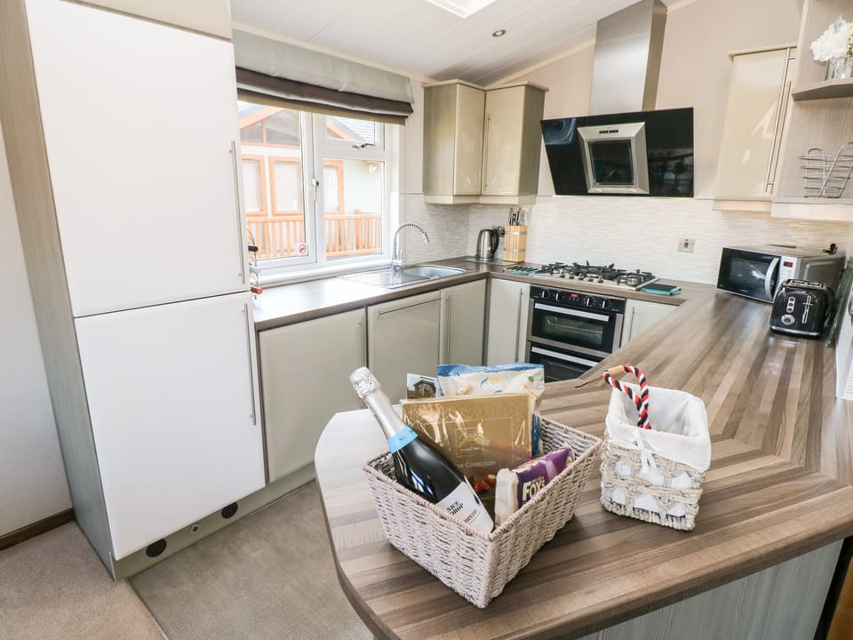 Cottage | Private kitchen | Dishwasher, cookware/dishes/utensils