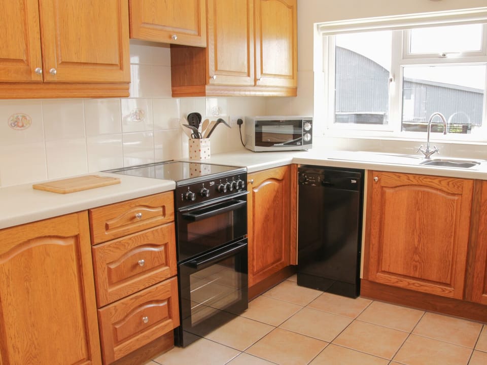 Cottage | Private kitchen | Microwave, stovetop, dishwasher, electric kettle