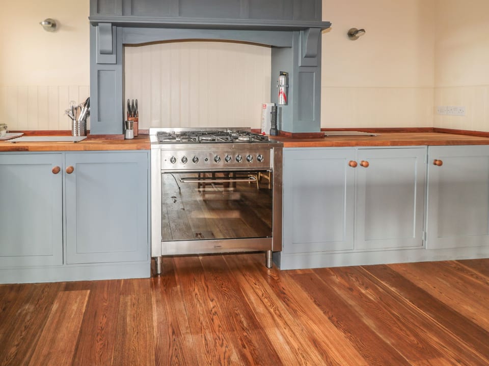 Cottage | Private kitchen | Dishwasher, highchair, cookware/dishes/utensils