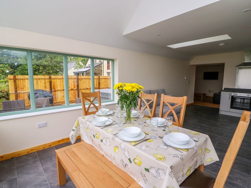 Cottage | Dining