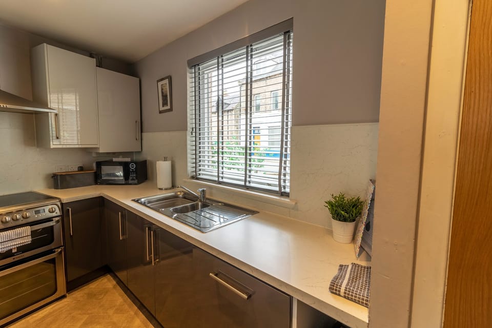 Cottage | Private kitchen | Microwave, stovetop, dishwasher, electric kettle