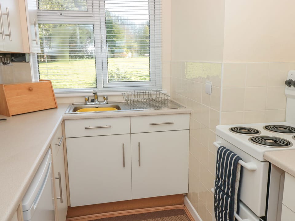 Cottage | Private kitchen | Fridge, microwave, stovetop, electric kettle