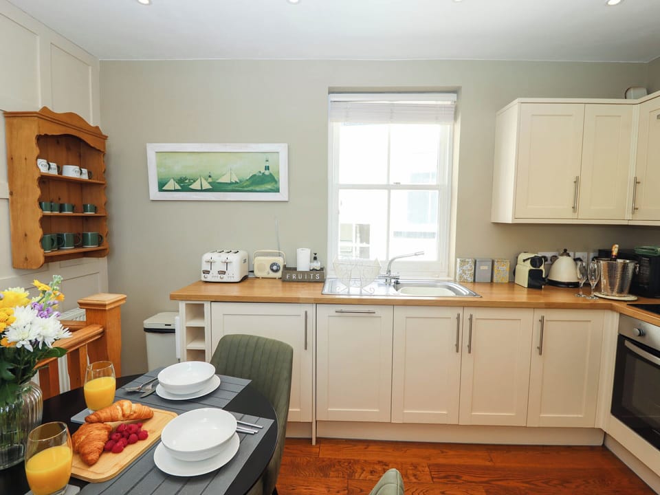 Cottage | Private kitchen | Dishwasher, highchair, cookware/dishes/utensils