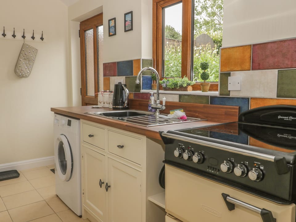 Cottage | Private kitchen | Dishwasher, electric kettle, toaster, cookware/dishes/utensils