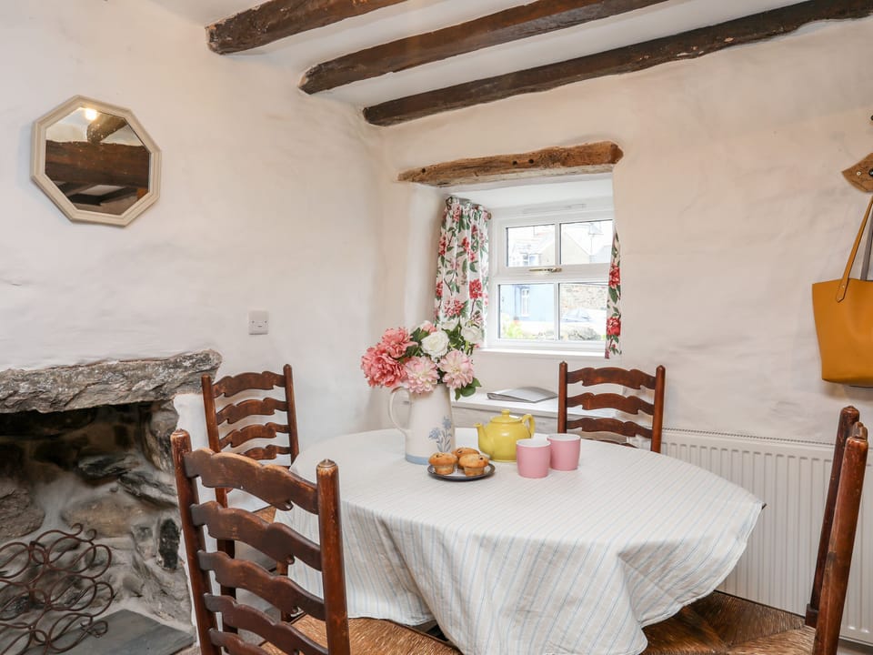 Cottage | Dining