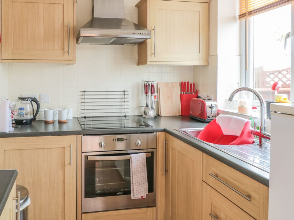 Cottage | Private kitchen | Electric kettle, toaster, highchair, cookware/dishes/utensils