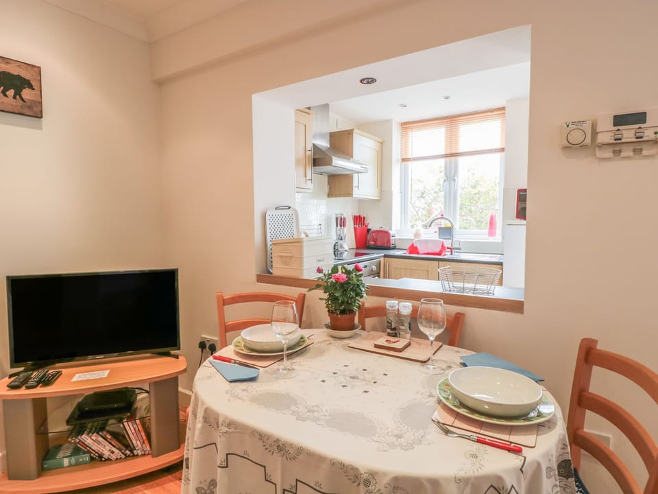 Cottage | Private kitchen | Electric kettle, toaster, highchair, cookware/dishes/utensils