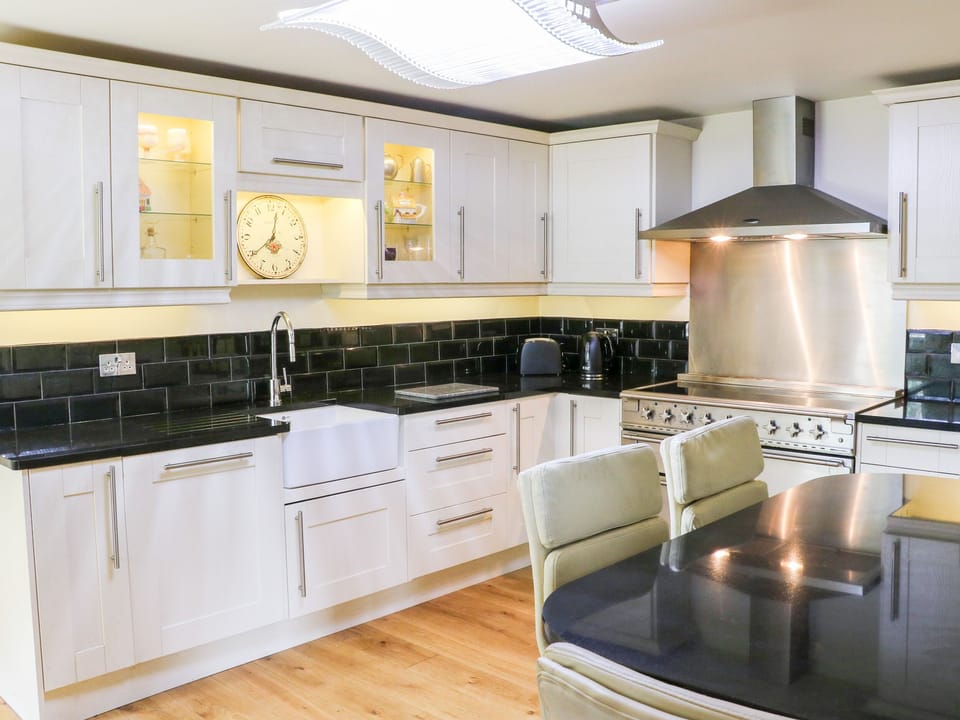 Cottage | Private kitchen | Microwave, electric kettle, toaster, cookware/dishes/utensils