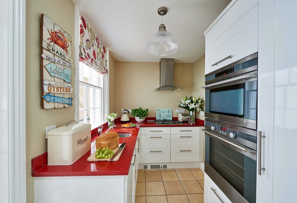 Cottage | Private kitchen | Dishwasher, highchair, cookware/dishes/utensils