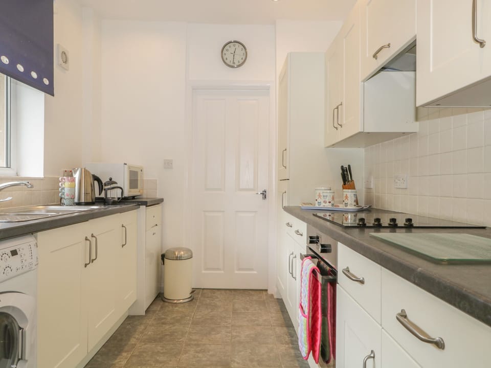 Cottage | Private kitchen | Microwave, stovetop, dishwasher, electric kettle