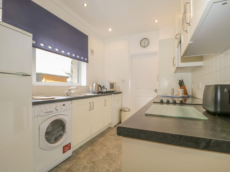 Cottage | Private kitchen | Microwave, stovetop, dishwasher, electric kettle