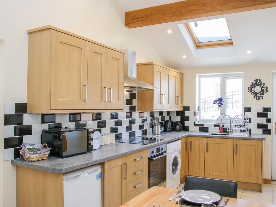 Cottage | Private kitchen | Fridge, microwave, cookware/dishes/utensils
