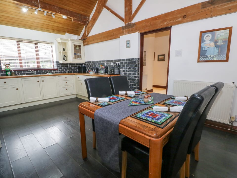 Cottage | Dining