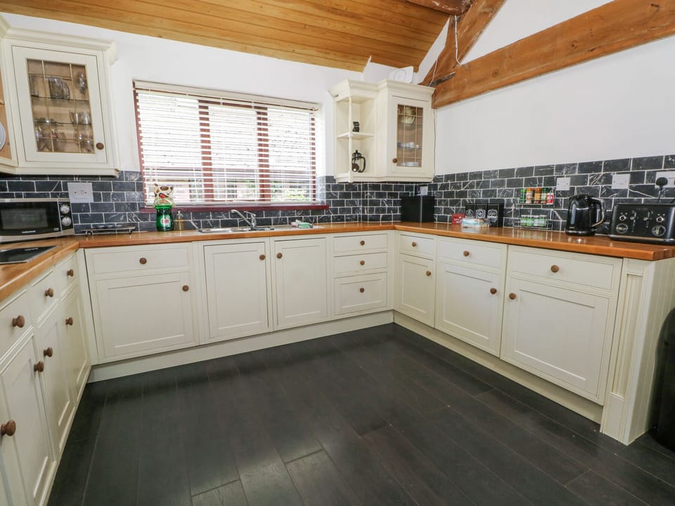 Cottage | Private kitchen | Dishwasher, cookware/dishes/utensils