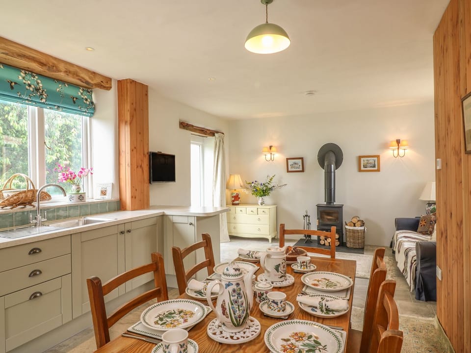 Cottage | Private kitchen | Fridge, microwave, stovetop, cookware/dishes/utensils
