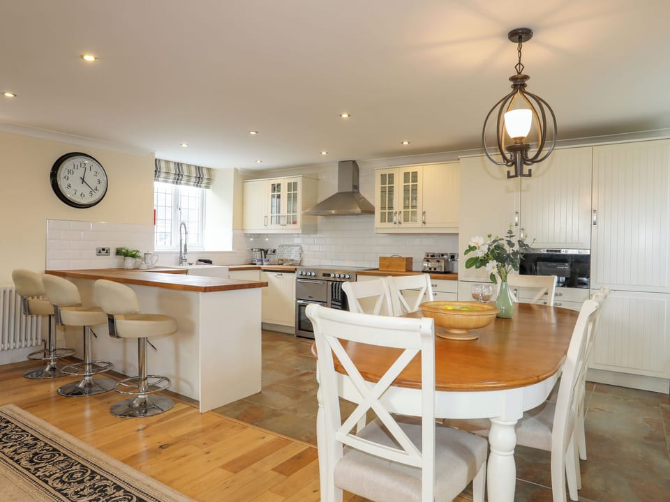 Cottage | Dining