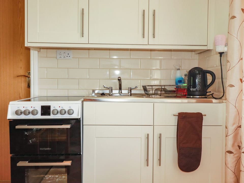 Cottage | Private kitchen | Fridge, microwave, toaster, highchair