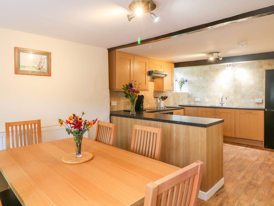 Cottage | Dining