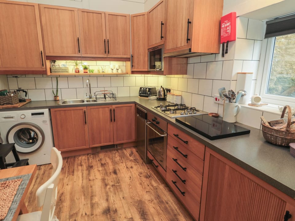 Cottage | Private kitchen | Microwave, dishwasher, cookware/dishes/utensils