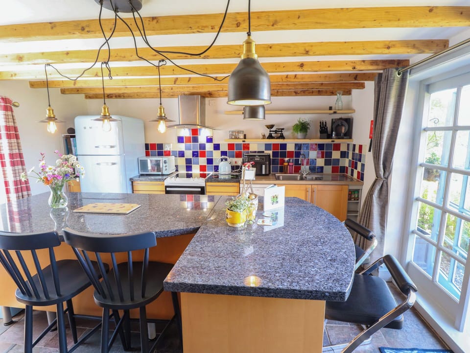 Cottage | Private kitchen | Dishwasher, electric kettle, highchair, cookware/dishes/utensils